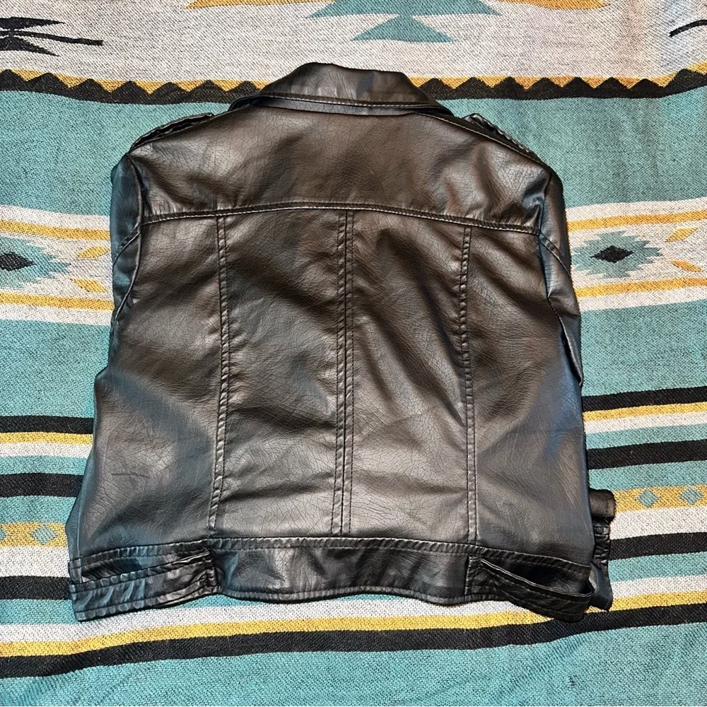 New Look Faux Leather Women's Cropped Black Zipper Accented Jacket - Picture 3 of 10